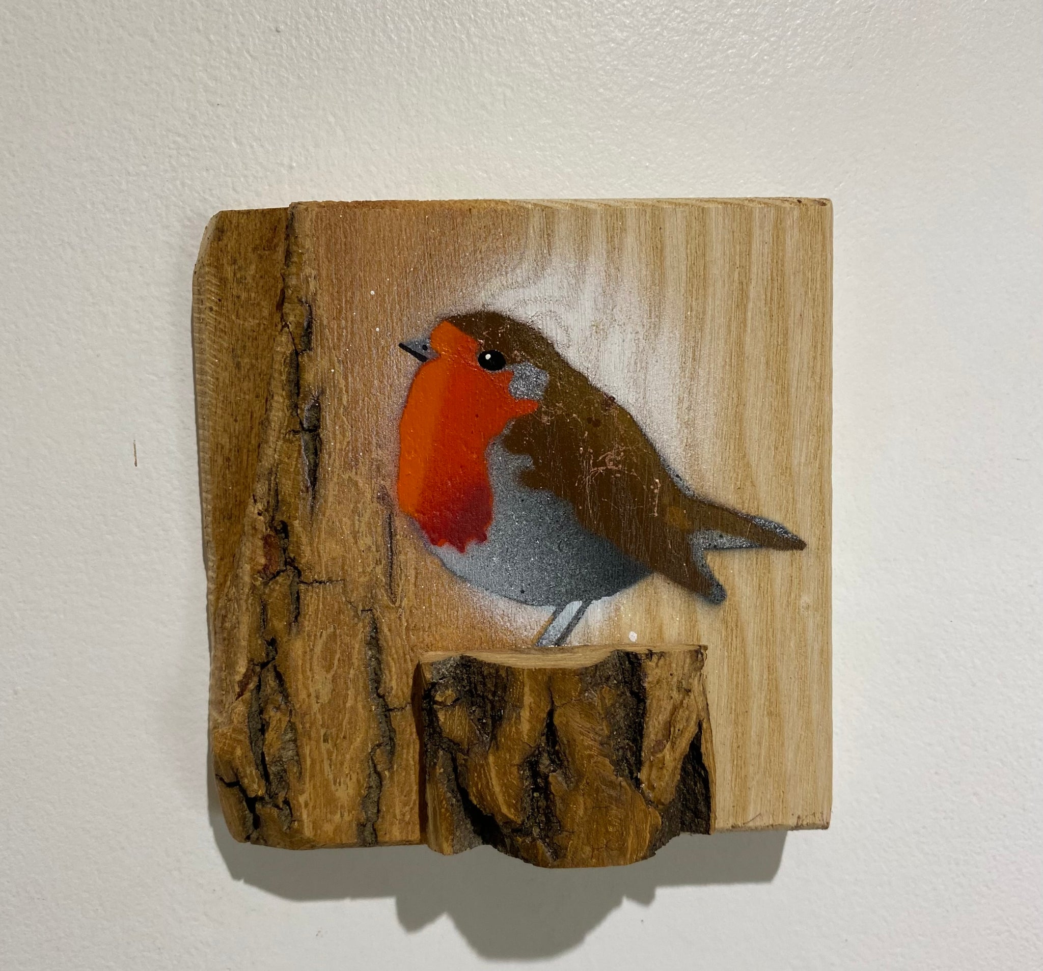 Robin 2025 on barky English Ash with 3D stump - 14 x 20cm