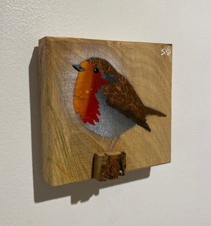 Robin 2025 on rare Elm with beautiful red grain and 3D perch - 11 x 11cm - New for Mother's Day