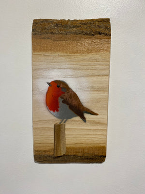 Robin 2025 on English Ash with beautiful barky edges and 3D stump - 12 x 25cm